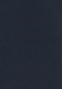 Tissu en maille bleu marine avec un motif texturé ; des points régulièrement espacés créent une surface lisse et uniforme.