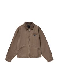 Bruine jas met rits, puntige kraag, twee voorzakken en een klein borstzakje, gemaakt van een casual katoenen stof.