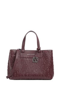 Bolso de mano de cuero burdeos con patrón de logo en relieve, dos asas superiores, correa para el hombro desmontable y un acento de logo en tono plateado.