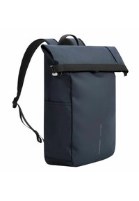 Sac à dos à rabat en tissu bleu marine foncé, doté d'une sangle noire, d'une poche latérale et d'un design épuré avec une texture lisse et un branding minimal.
