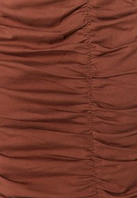 Tissu de robe froncée marron avec une texture lisse et des plis verticaux, créant une apparence fluide. La couleur est une teinte riche et chaude.