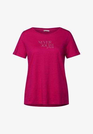 Fuchsia kortärmad t-shirt gjord av mjuk bomull. Har rund halsringning och silvertexten "Tvivla aldrig på dig själv" framtill.