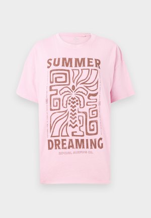 Rosa bomull t-skjorte med et brunt grafisk design med teksten "SUMMER DREAMING" og abstrakte mønstre. Korte ermer og avslappet passform.