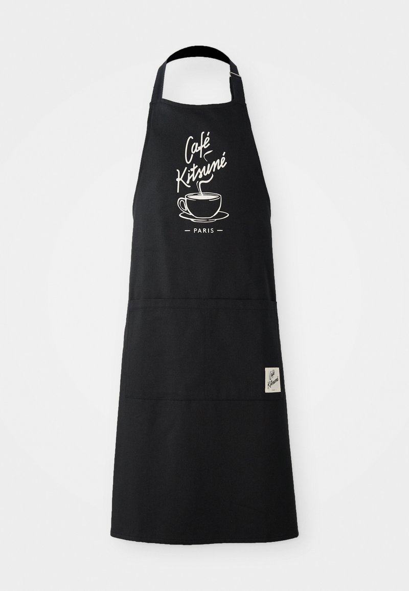 Svart bomullsforkle med en frontlomme, med hvit trykt tekst "Café Kitsuné" og en linjetegning av en kaffekopp, designet for gjestfrihet.