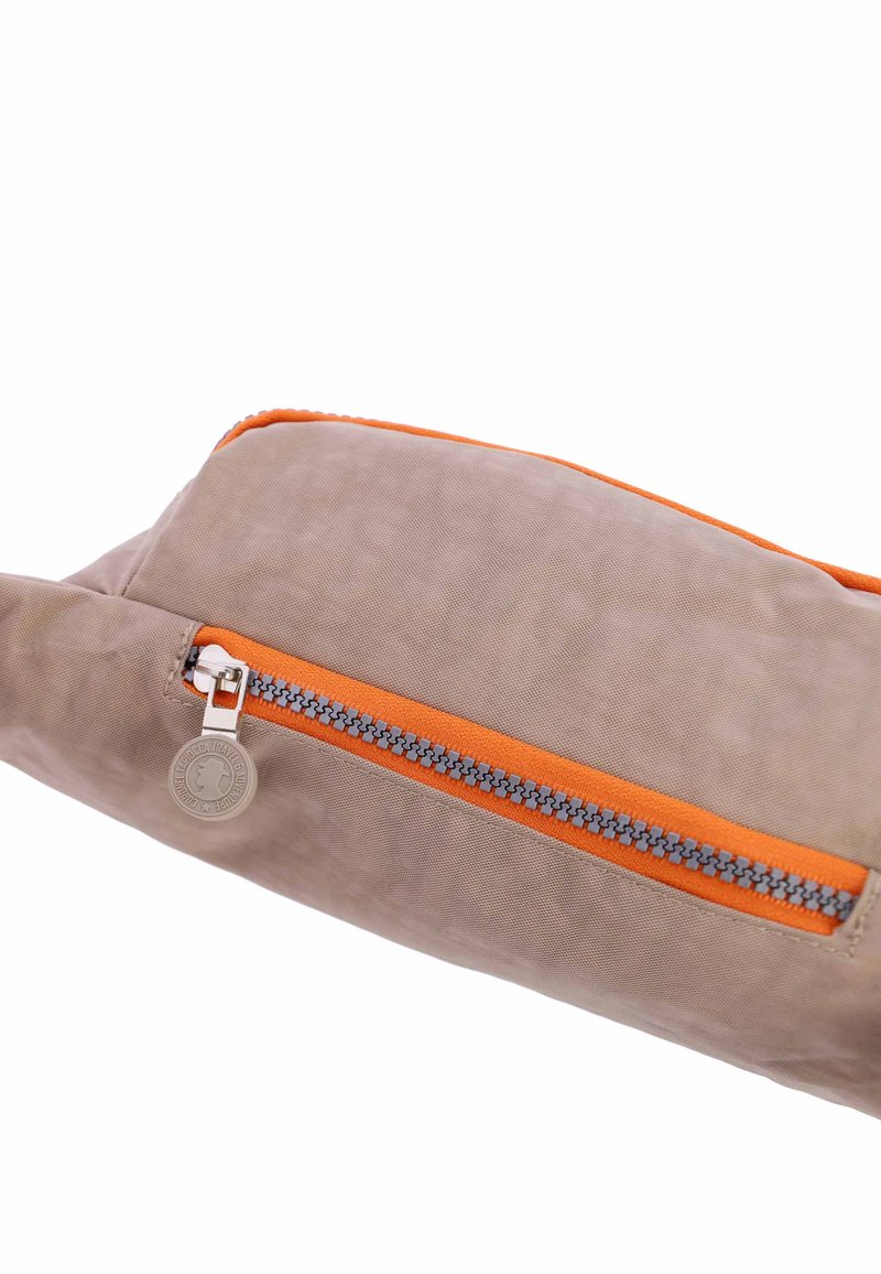 Funda de tela marrón claro con un detalle de cremallera naranja. Presenta un tirador de cremallera plateado y una superficie texturizada con un diseño minimalista.