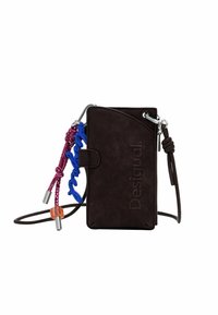 Borsa a tracolla per telefono in suede marrone scuro con logo "Desigual" in rilievo, charm blu e accentuazione in corda intrecciata rossa.