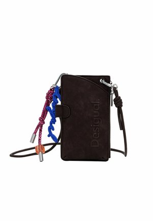 Borsa a tracolla per telefono in suede marrone scuro con logo "Desigual" in rilievo, charm blu e accentuazione in corda intrecciata rossa.