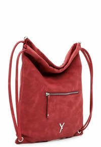 Sac en tissu rouge perforé au design décontracté, doté d'une poche avant zippée et de deux longues bretelles réglables. Accents en métal argenté.