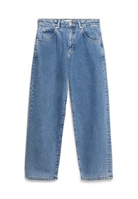 Blå högmidjade raka jeans med framfickor och bälteshällor, knäppning med knapp och dragkedja, lagda platt på vit bakgrund.