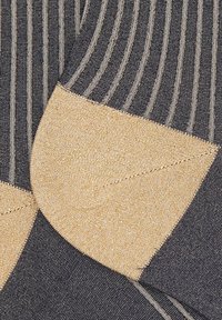 Tessuto a righe grigio e nero con sezione tallone e punta color cuoio. Materiale in misto cotone testurizzato con dettagli di cuciture a contrasto.