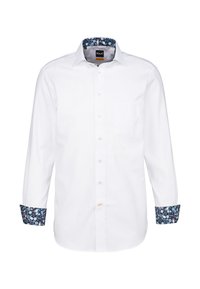 Camicia bianca a maniche lunghe con taschino frontale, dettagli a motivo blu sul colletto e sui polsini, dotata di chiusura con bottoni e texture liscia.