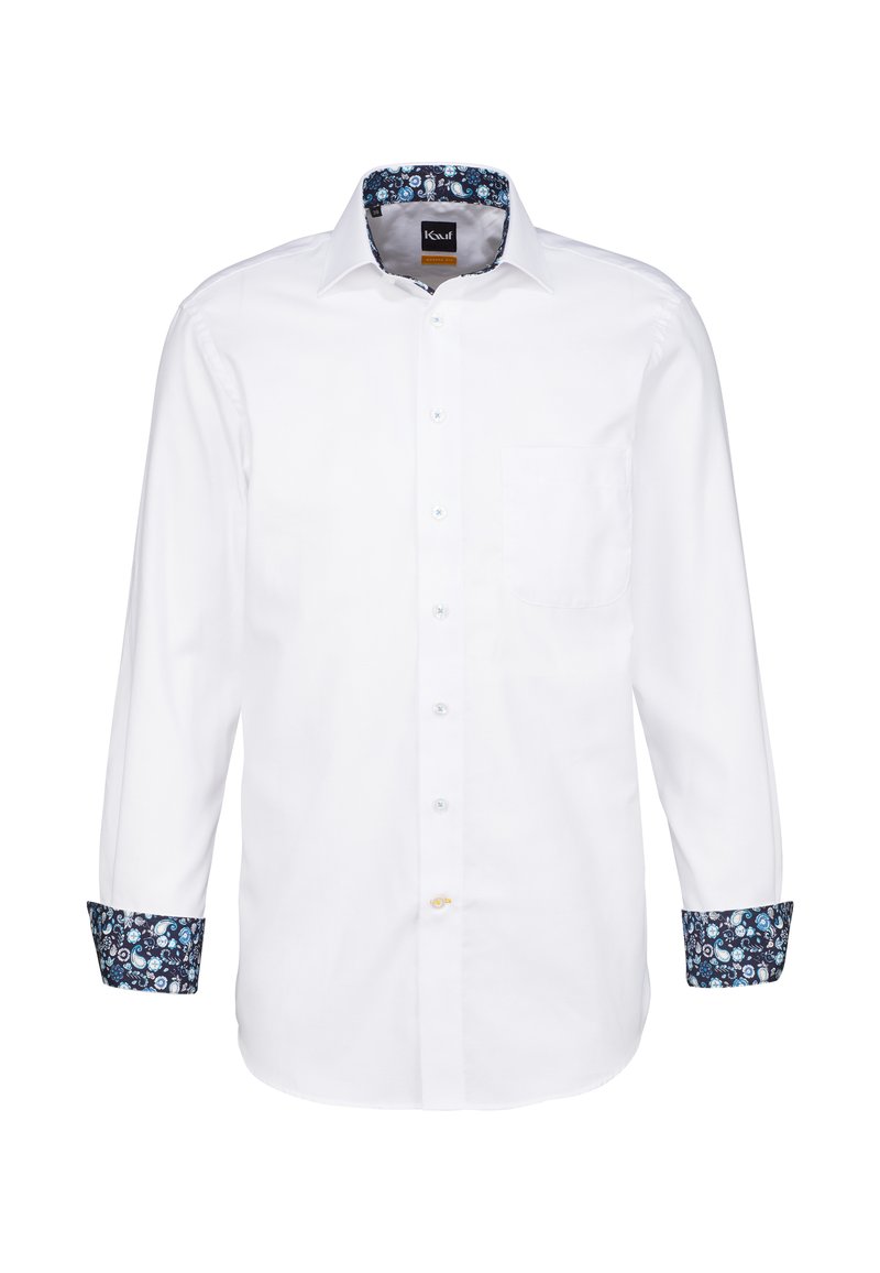 Camicia bianca a maniche lunghe con taschino frontale, dettagli a motivo blu sul colletto e sui polsini, dotata di chiusura con bottoni e texture liscia.