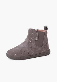Stivale alla caviglia grigio in morbida suede con dettagli glitterati, pannelli elasticizzati sui lati e suola in gomma testurizzata per una maggiore aderenza.