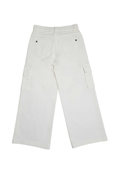 Pantaloni cargo bianchi a gamba larga con tasche posteriori e tasche laterali con patta, mostrati stesi su uno sfondo bianco.