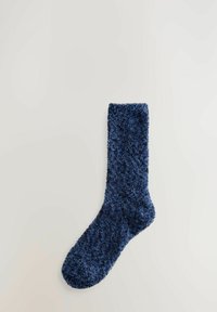 Tamsiai mėlynos, pūkuotos kojinės su minkšta tekstūra, aukštu kulkšnies dizainu ir apvalia pirštine. Nėra matomų raštų ar detalių.