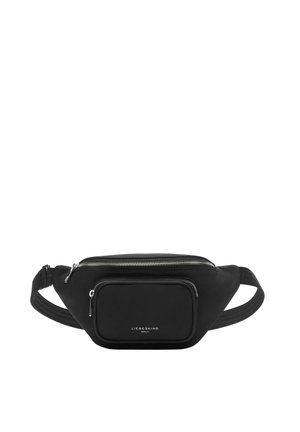 Sac banane noir avec une texture lisse, comprenant une poche zippée à l'avant, des fermetures éclair en argent et un accent avec logo. Sangle tissée ajustable incluse.