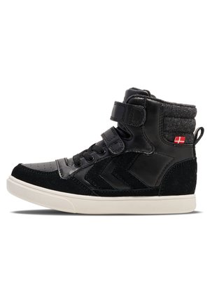 Schwarzer High-Top-Sneaker mit weißer Sohle, doppelten Klettverschlüssen, Schnürsenkeln, gepolstertem Knöchelkragen und kleinem dänischem Flaggen-Emblem an der Ferse.