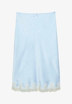 Svetlomodrá sukňa po kolená s jemným kvetinovým čipkovaným vzorom, malou mašličkou v páse a vlnitým bielym čipkovým lemom na okraji.