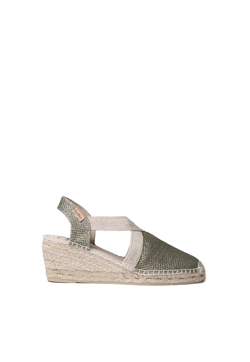 Espadrilla in tessuto intrecciato verde con texture di perline, cinturini elastici incrociati e suola in iuta a zeppa.