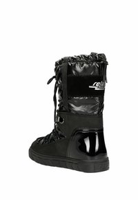 Zwarte winterboot met glanzend synthetisch bovenwerk en faux-suède panelen. Voorzien van een verstelbare trekkoord, vetersluiting aan de voorkant en een gestructureerde rubberen zool.