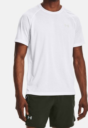 Hvid atletisk t-shirt med rund halsudskæring og korte ærmer. Har et subtilt strukturmønster og et lille logo på brystet.