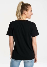 Schwarzes Baumwoll-T-Shirt mit kurzen Ärmeln und lockerem Schnitt, ausgestattet mit einem klassischen Rundhalsausschnitt und glatter Textur. Rückansicht gezeigt.