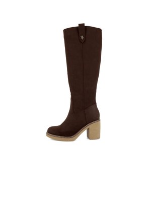 Botte haute en daim marron foncé avec un talon bloc beige solide et une languette en haut, montrée en profil latéral sur fond blanc.