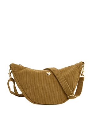 Bolso de hombro marrón de pana con forma de media luna, correa ajustable y pequeño detalle de corazón dorado en el frente.
