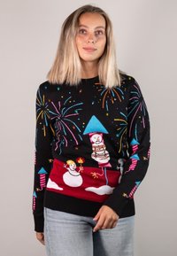 Schwarzer Pullover mit bunten Feuerwerk- und Schneemann-Mustern. Hat einen runden Ausschnitt und gerippte Bündchen. Das Material scheint gestrickt mit detaillierter Stickerei zu sein.