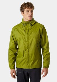Zielona wodoodporna kurtka z zapięciem na zamek błyskawiczny, regulowanym kapturem i dwiema bocznymi kieszeniami. Posiada gładką fakturę i praktyczny design.
