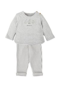 Top gris de manga larga con detalles de botones y gráfico de oveja, combinado con pantalones a cuadros en gris y blanco con puños enrollados.