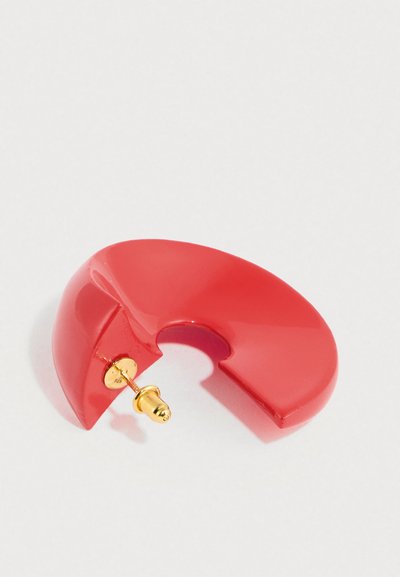 Κόκκινο ακρυλικό σκουλαρίκι σε σχήμα ημικυκλίου με χρυσό μεταλλικό καρφί και πίσω μέρος, με γυαλιστερή επιφάνεια και λεία υφή.