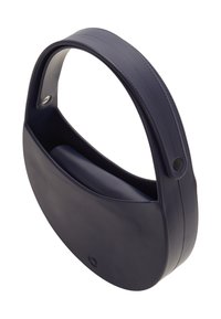 Mörkblå läderväska med en böjd form, slät yta och ett brett handtag. Har en magnetisk stängning och minimalistisk design.