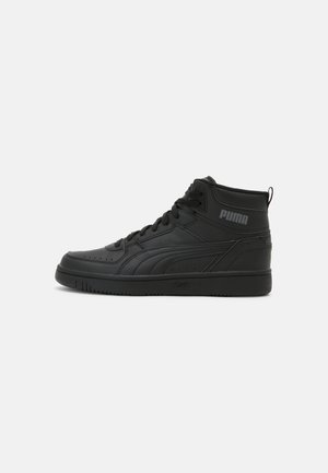 Schwarzer High-Top-Puma-Sneaker mit Schnürung vorne, gepolstertem Kragen und Puma-Logo an der Seite und Sohle, vor weißem Hintergrund gezeigt.