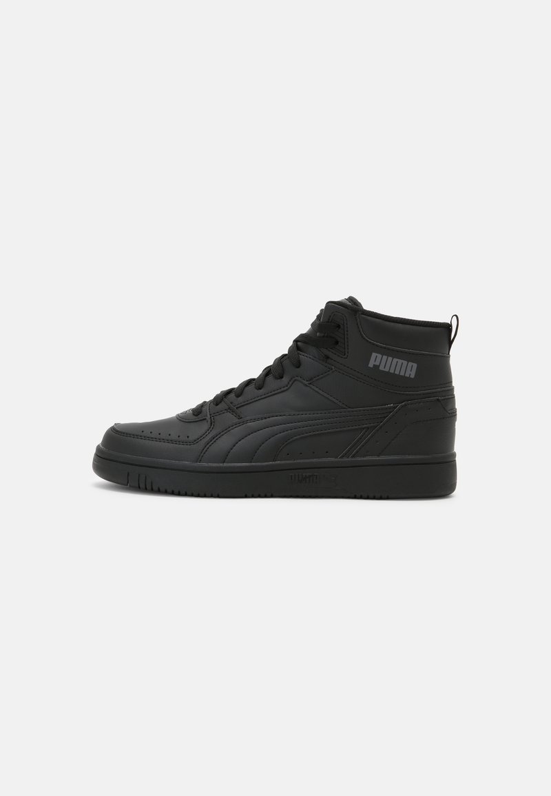 Baskets montantes noires Puma avec lacets à l'avant, col rembourré et logo Puma sur le côté et la semelle, présentées sur fond blanc.