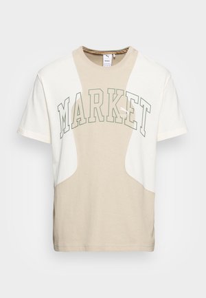 Beżowo-biała koszulka z krótkim rękawem z napisem "MARKET" i logo Puma z przodu, okrągłym dekoltem i wzorem color-block.
