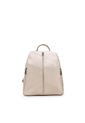 Beige rugzak met een centraal ritsvak en twee zijritsvakken, met een bovenhandvat en verstelbare schouderbanden.
