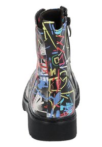 Stivale nero alla caviglia con un motivo di graffiti colorato, dotato di una cerniera laterale e una suola in gomma spessa. Materiale liscio e lucido con design astratti.