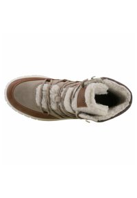 Bottines d'hiver à lacets avec un extérieur en suède gris, des accents en cuir brun, une doublure en fausse fourrure blanche et une semelle en caoutchouc blanche, dotées d'un col rembourré.