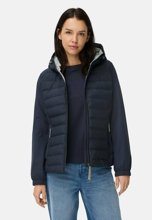 Marineblauwe pufferjas met capuchon, met gequiltte secties, elastische manchetten en een ritssluiting. Binnenkant gevoerd met lichtgrijs.