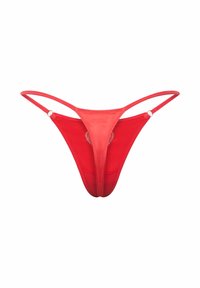 String rouge avec un design minimaliste, fines bretelles et texture lisse. Comprend de petits accents en métal argenté.
