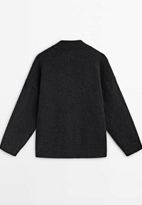 Donkergrijze, oversized trui van gebreid materiaal met een drop shoulder ontwerp, geribbelde ronde hals en een textuurafwerking. Eenvoudige, onversierde achterkant.