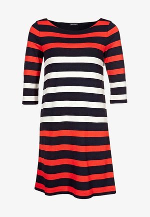 Sukienka w paski z poziomymi liniami w kolorach czerwonym, białym i granatowym. Okrągły dekolt, rękawy o długości 3/4 oraz rozkloszowany dół.