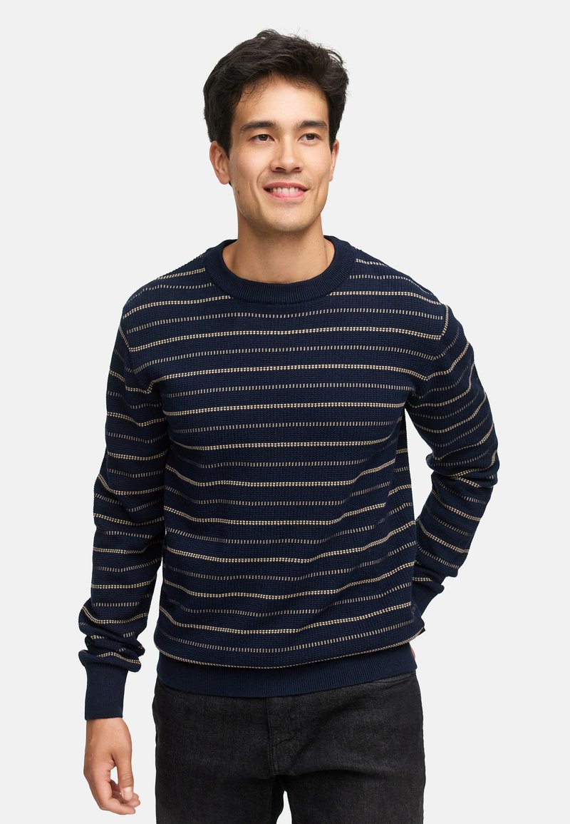 Marineblå strikket sweater med cremede vandrette striber, rund hals, og ribbede manchetter og kant. Blødt stof, normal pasform og lange ærmer.
