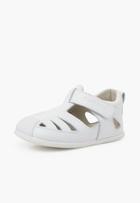 Scarpa in pelle bianca con aperture, chiusura con strap in Velcro, punta rotonda e suola in gomma flessibile. Ideale per comfort e traspirabilità.