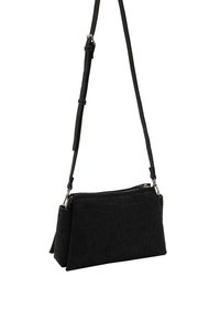 Czarna zamszowa torebka na ramię o teksturowanym wykończeniu, prostokątnym kształcie, zamek błyskawiczny oraz regulowany pasek. Posiada srebrne okucia.