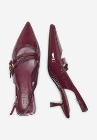 Talons slingback en cuir verni bordeaux avec des bouts pointus et deux fines sangles, dotés d'une petite boucle métallique et d'un talon kitten.