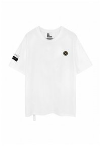 Camiseta de algodón blanca con cuello redondo y mangas cortas, que presenta un pequeño logotipo negro y dorado en el pecho y un acento de rayas negras en la manga.