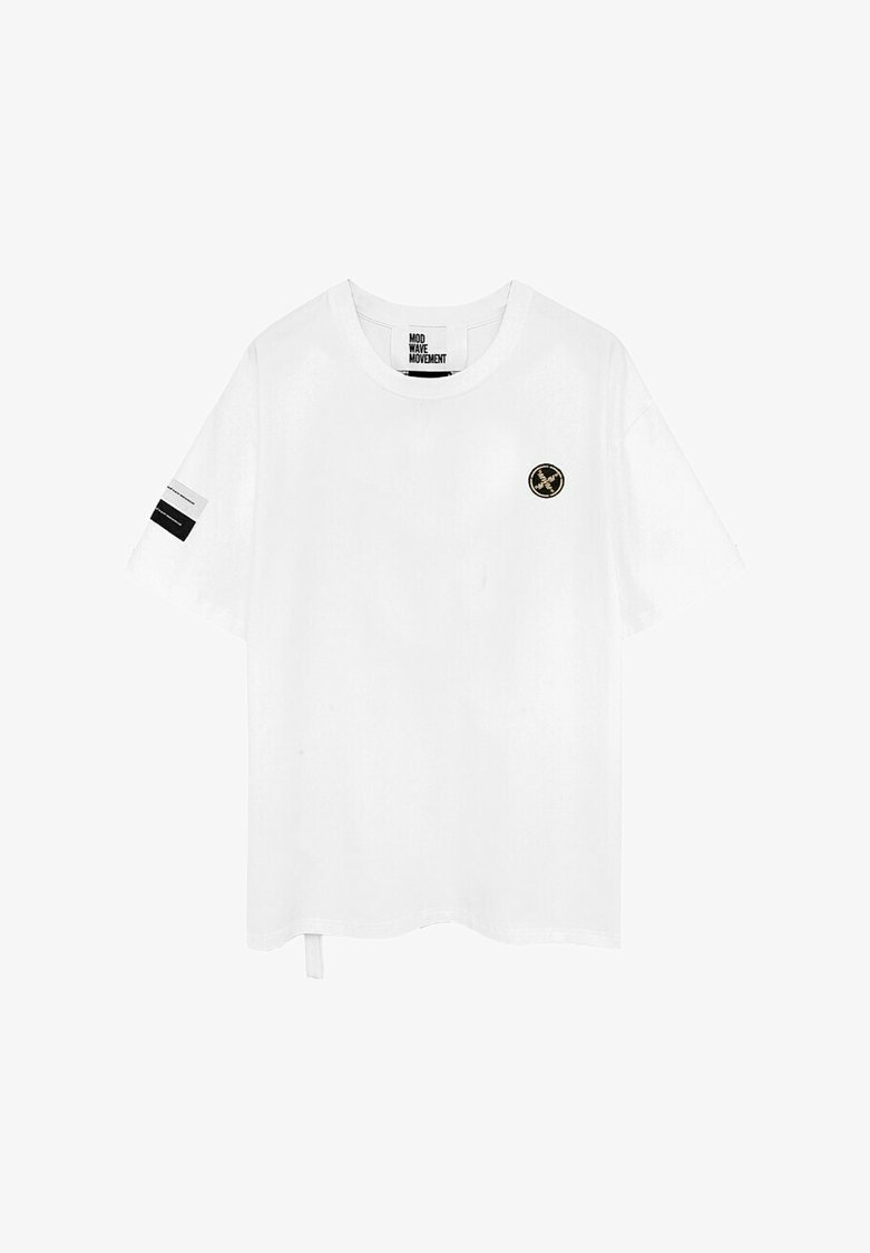 Camiseta de algodón blanca con cuello redondo y mangas cortas, que presenta un pequeño logotipo negro y dorado en el pecho y un acento de rayas negras en la manga.