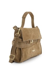 Bruine suède handtas met een gestructureerde vorm. Heeft een omklapbare flap en gouden hardware. Inclusief een afneembare schouderriem voor crossbody-draagstijl.
